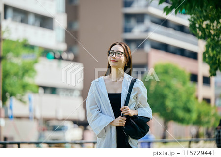 通勤する若い女性 通勤する若い女性 115729441