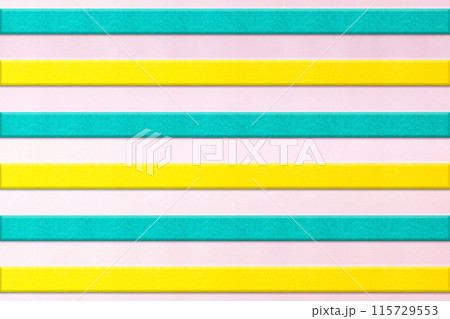 ピンクの背景で緑色と黄色のバーが交互に並んだビタミンカラーのボーダー素材 115729553