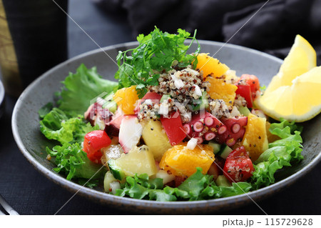 たことフルーツとキヌアの爽やか夏のセビーチェ　マリネサラダ 115729628