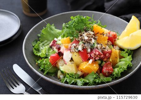 たことフルーツとキヌアの爽やか夏のセビーチェ　マリネサラダ 115729630