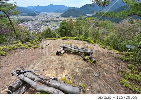 丹波「岩尾城」野面積みの石垣と登城道 丹波「岩尾城」野面積みの石垣と登城道 115729659