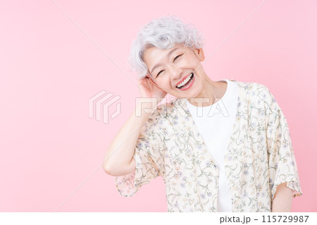 シニア女性のビューティ 115729987