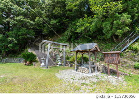岩倉神社の鳥居と手水 岩倉神社の鳥居と手水 115730050