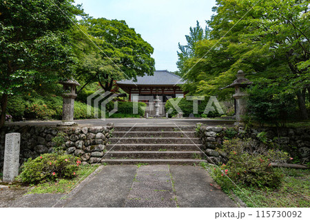 久安寺の本堂と参道 久安寺の本堂と参道 115730092