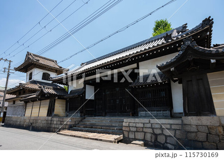 本願寺堺別院の太鼓楼と御成門 115730169
