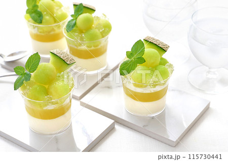 初夏のメロンのデザート　メロンのヴェリーヌ　メロンゼリー 115730441