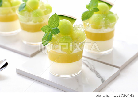 初夏のメロンのデザート　メロンのヴェリーヌ　メロンゼリー 115730445