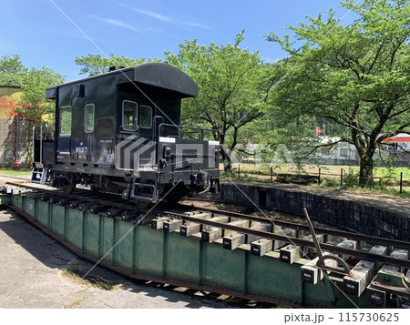 若桜鉄道の転車台に載せられた車掌車 115730625