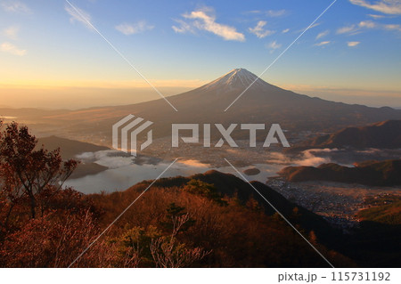 御坂山地から見る富士山と河口湖の夜明け 115731192