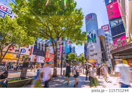日本の東京都市景観 インバウンド復活。賑わう渋谷109前や渋谷駅出入口などを望む=6月19日 日本の東京都市景観 インバウンド復活。賑わう渋谷109前や渋谷駅出入口などを望む=6月19日 115731244