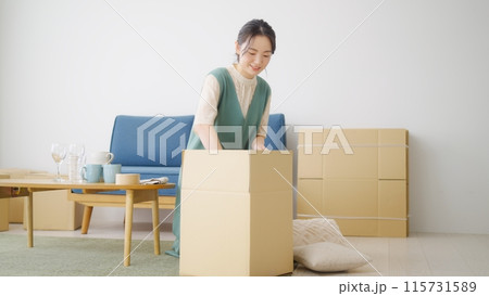 引越しの準備をする女性 引越しの準備をする女性 115731589