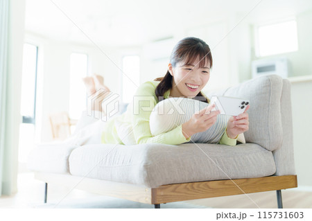 スマホを見る女性 115731603