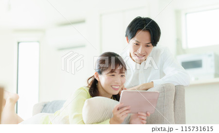タブレットを見る夫婦 タブレットを見る夫婦 115731615