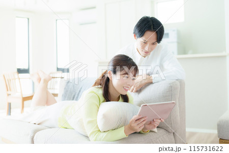 タブレットを見る夫婦 115731622