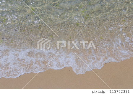 透明な海 きれいな砂浜 小さな波 透明な海 きれいな砂浜 小さな波 115732351