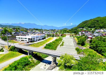 高遠大橋/三峰川より高遠町の街並み(長野県伊那市)【2024.6】 高遠大橋/三峰川より高遠町の街並み(長野県伊那市)【2024.6】 115732419