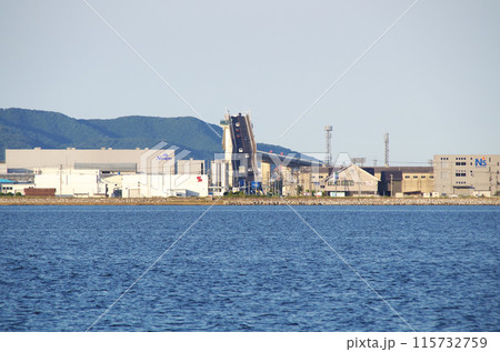 大根島から眺める夕方の江島大橋 115732759