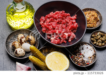 Cooking savory beef tartare and brown bread toasts 115733026