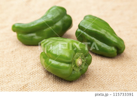 麻袋に置かれたピーマン 115733391