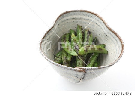 焼きスナップエンドウ粉引き和食器入り斜俯瞰 115733478