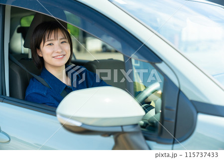 自動車に乗る女性　車の運転をする女性　運転中の女性 115737433