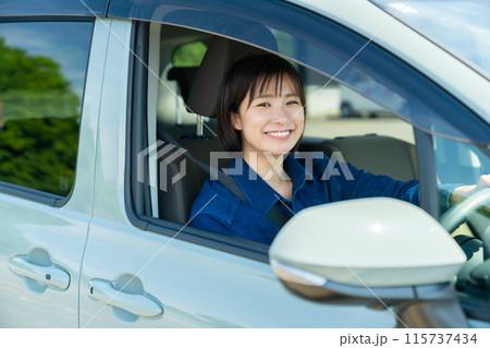 自動車に乗る女性　車の運転をする女性　運転中の女性 115737434