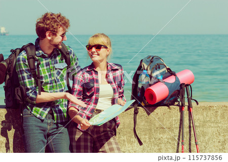 couple backpacker with map by seaside 115737856