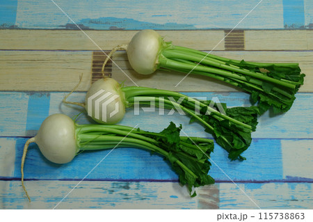 木の板に乗せたカブ 木の板に乗せたカブ 115738863