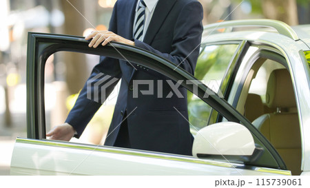 運転するスーツの若い男性 115739061