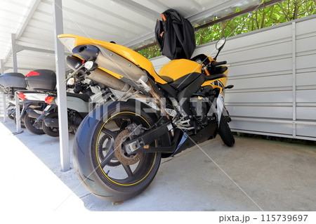 駐輪場のオートバイ 駐輪場のオートバイ 115739697