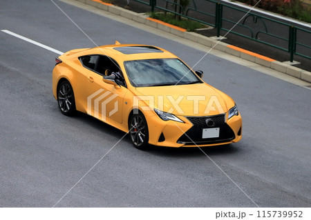 国産の黄色いスポーツカー 115739952