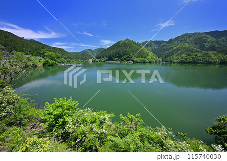 湖畔沿いの道路から見た銀山湖（兵庫県朝来市生野町） 115740030