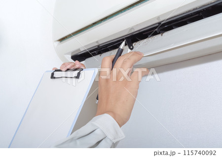 エアコンの点検する業者の男性 115740092