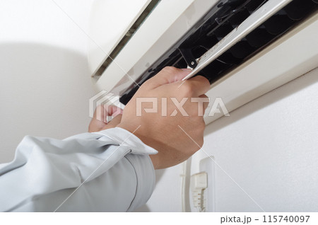 エアコンの点検する業者の男性 115740097