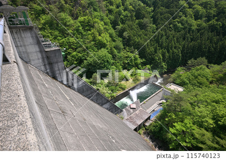 生野ダム  ダムサイト下流側の景色（兵庫県朝来市生野町） 115740123