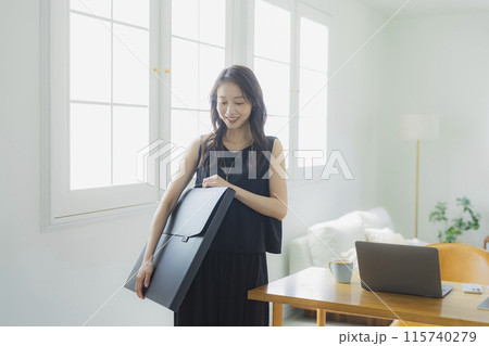 アートポートフォリオバッグを持つ若い女性 アートポートフォリオバッグを持つ若い女性 115740279
