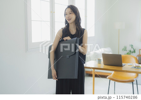 アートポートフォリオバッグを持つ若い女性　 115740286
