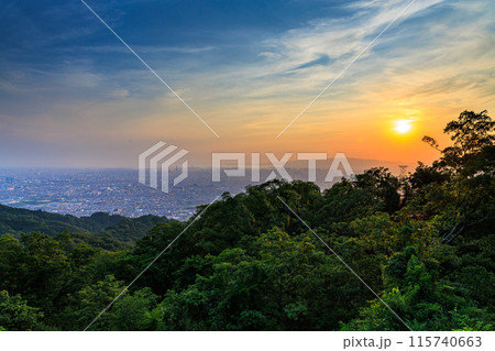 奈良大阪府県境信貴生駒スカイライン海抜600m展望台夕景　標準ズームレンズ　六甲山系に沈む夕日② 115740663