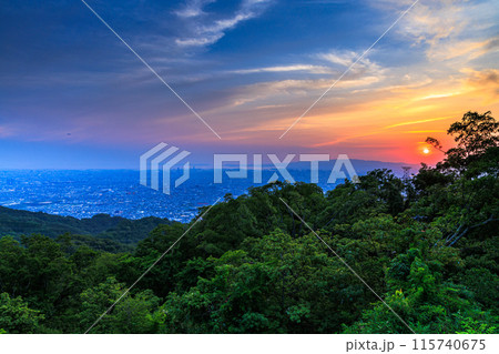 奈良大阪府県境信貴生駒スカイライン海抜600m展望台夕景 標準ズームレンズ 六甲山系に沈む夕日⑫ 奈良大阪府県境信貴生駒スカイライン海抜600m展望台夕景 標準ズームレンズ 六甲山系に沈む夕日⑫ 115740675