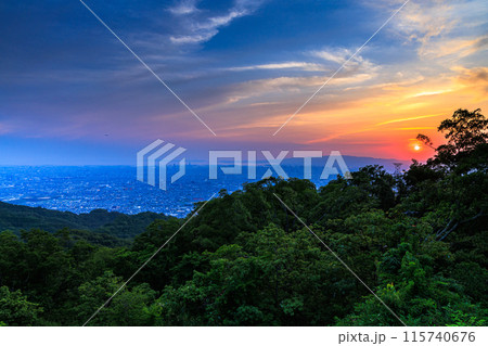 奈良大阪府県境信貴生駒スカイライン海抜600m展望台夕景 標準ズームレンズ 六甲山系に沈む夕日⑬ 奈良大阪府県境信貴生駒スカイライン海抜600m展望台夕景 標準ズームレンズ 六甲山系に沈む夕日⑬ 115740676