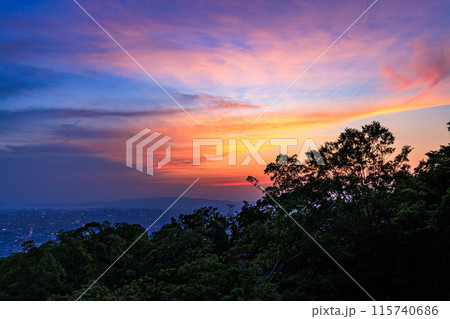 奈良大阪府県境信貴生駒スカイライン海抜600m展望台夕景　標準ズームレンズ　変わっていく夕焼け空➄ 115740686