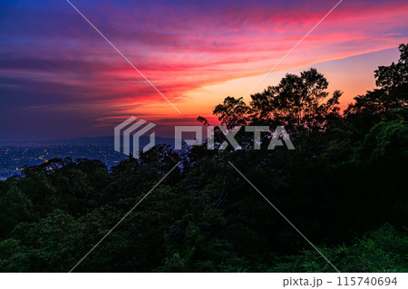 奈良大阪府県境信貴生駒スカイライン海抜600m展望台夕景　標準ズームレンズ　夕焼けクライマックス③ 115740694