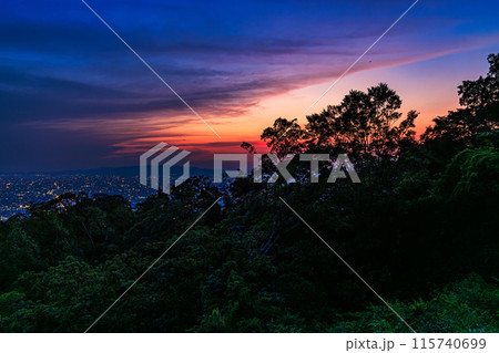 奈良大阪府県境信貴生駒スカイライン海抜600m展望台夕景 標準ズームレンズ 薄くなっていく夕焼け① 奈良大阪府県境信貴生駒スカイライン海抜600m展望台夕景 標準ズームレンズ 薄くなっていく夕焼け① 115740699