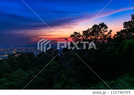 奈良大阪府県境信貴生駒スカイライン海抜600m展望台夕景　標準ズームレンズ　薄くなっていく夕焼け⑦ 115740705