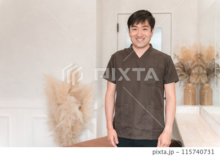 整体師・マッサージ師・セラピスト・医師・理学療法士・整形外科・柔道整復師・ヘルスキーパーの男性 115740731