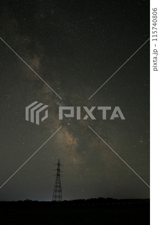 平原に立つ鉄塔と天の川-3 115740806
