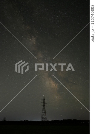 平原に立つ鉄塔と天の川-5 平原に立つ鉄塔と天の川-5 115740808