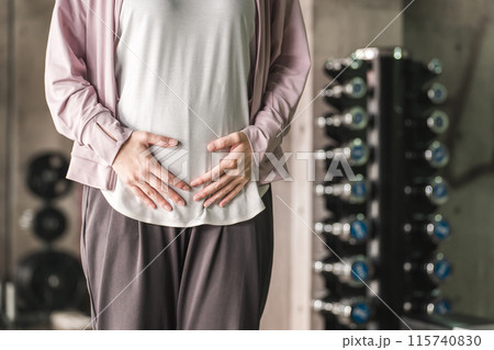 妊娠中にジムでエクササイズ・トレーニングをする女性(マタニティピラティス・マタニティヨガ) 妊娠中にジムでエクササイズ・トレーニングをする女性(マタニティピラティス・マタニティヨガ) 115740830