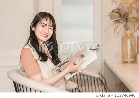 美容室・ヘアサロン・美容院で雑誌を読む若い女性(笑顔) 美容室・ヘアサロン・美容院で雑誌を読む若い女性(笑顔) 115740940