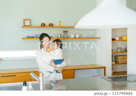 キッチンに立つ親子 115740984